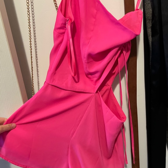 Superdown Aimey one shoulder hot pink romper NWT - Picture 9 of 11